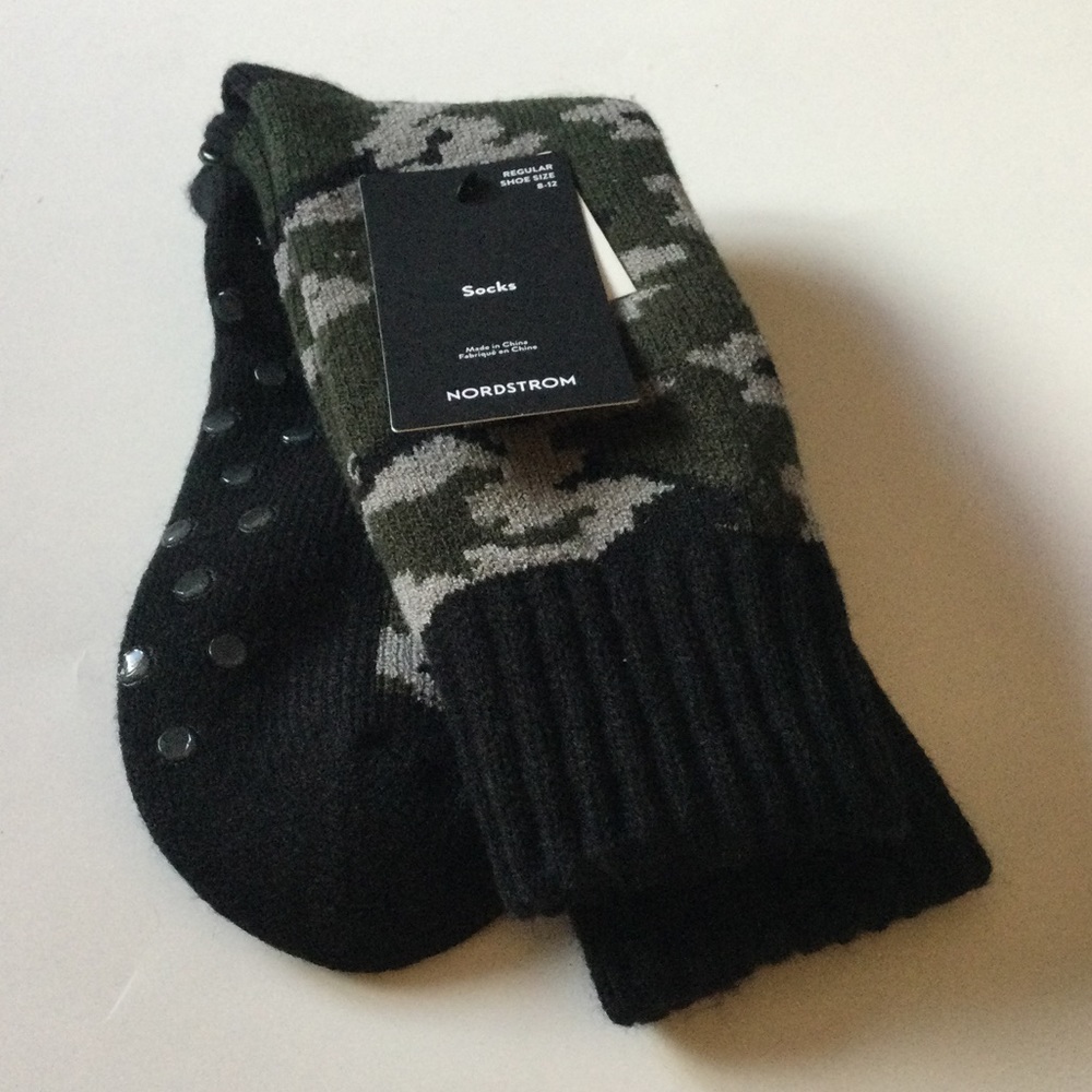 NORDSTROM MENS SOCKS WITH GRIPPER SOLES GREEN HUNTER CAMO PRINT OS REGULAR NWT